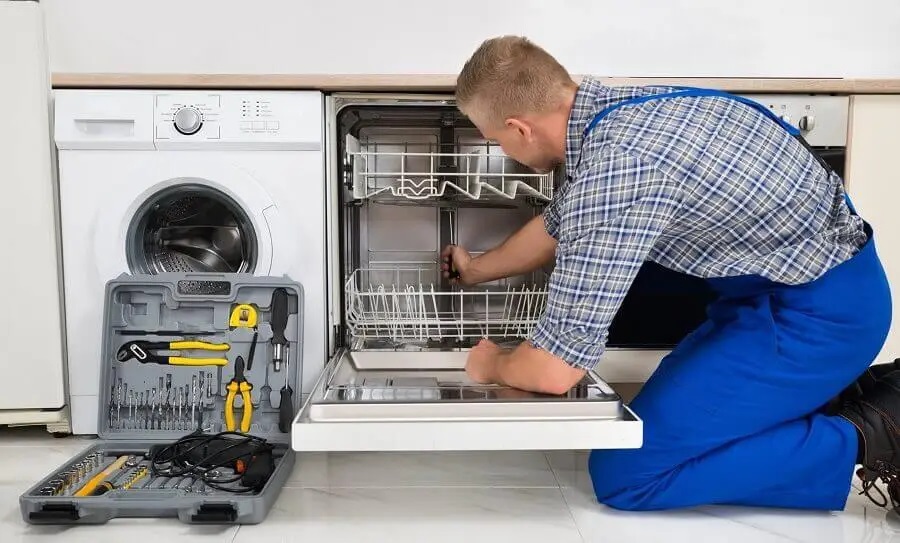 Darıca Protherm servisi teknisyen ekibi beyaz eşya tamiri yaparken